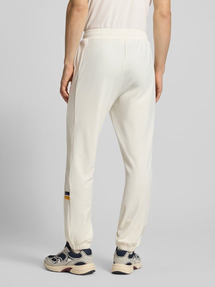 Männermodel trägt Sweatpants mit elastischem Bund von SERGIO TACCHINI aus Material-Mix mit Stretch-Anteil, Lockerer-Schnitt, Label-Detail, Ganzkörperansicht Rückansicht.