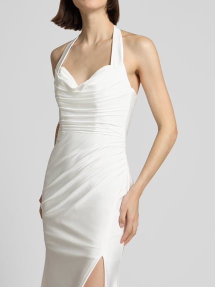 Kobiece model prezentuje Brautkleid mit Raffungen von Luxuar w kolorze białym, krój slim fit, marszczenia, rozporek, wiązanie na szyi, długość tyłu w rozmiarze 36: 125 cm, szerokość klatki piersiowej w rozmiarze 36: 26 cm, zbliżenie na górną część sylwetki.