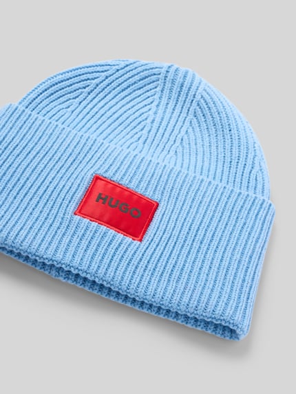 Produktfoto, Mütze mit kontrastierendem Logo-Patch von HUGO aus hellblauem Rippstrick mit rotem Patch, unifarben, strukturierte Strickoptik