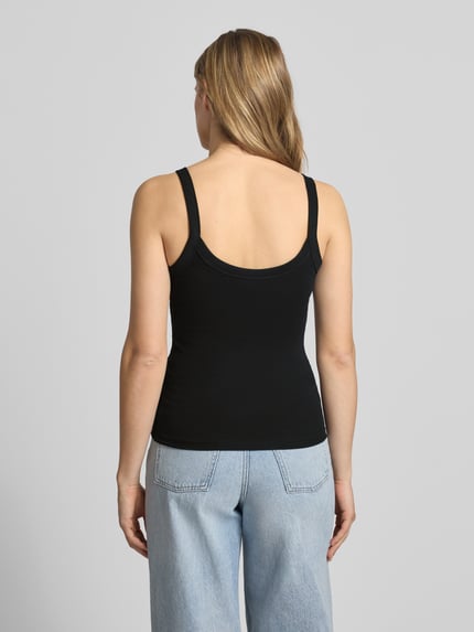 Vrouwenmodel draagt Trägertop in Ripp-Optik van Gina Tricot, zwart, mix van katoen en elastaan, slim fit, ronde hals, ruglengte maat S 35 cm, riblook. Ganzlichaamsaanzicht achterkant.