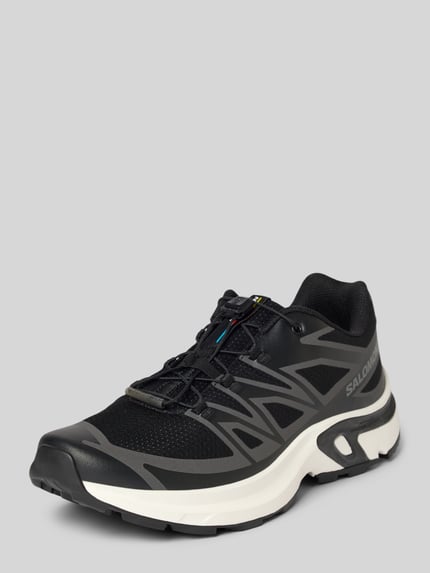 Produktfoto, Sneaker mit Logo Modell 'XT-EVR' von Salomon in Schwarz mit grauen Details, abgerundete Spitze, profilierte Sohle, Größenangaben aus Kontext.
