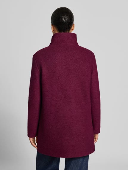 Vrouwenmodel draagt Regular Fit Jacke aus Woll-Mix van FUCHS SCHMITT in bordeaux, opstaande kraag, steekzakken, knoopsluiting, ruglengte maat 36: 82 cm, schouderbreedte maat 36: 44 cm, borstwijdte maat 36: 51 cm, mouwlengte maat 36: 64 cm, wolmixtextuur, volledig van achteren