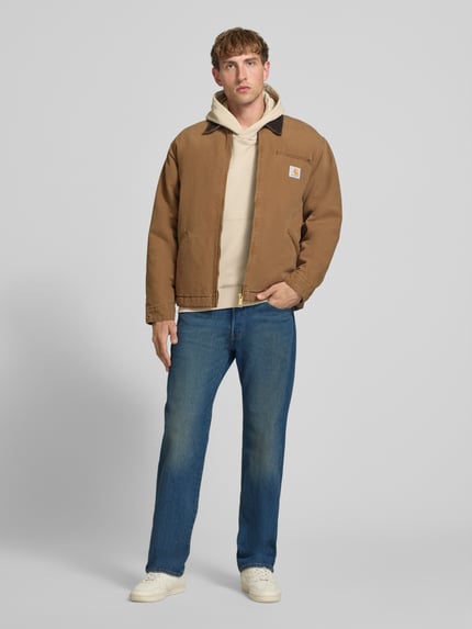 Männermodel trägt blaue Straight Fit Jeans aus reiner Baumwolle Modell '501®' von Levi's®, Herren Jeans, Ganzkörperansicht von vorne