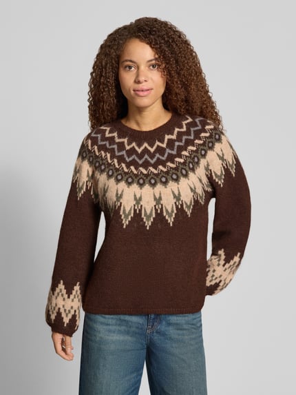 Frauenmodel trägt Pullover mit Jacquardpasse von ONLY, braun, geometrisches Rautenmuster, Strickoptik, Nahaufnahme Oberkörper.