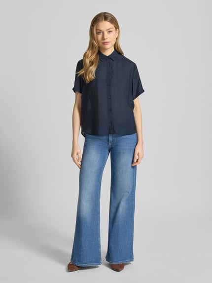 Vrouwenmodel draagt Relaxed fit blouse uit modal-mix met zijde uit collectie MINA van Samsøe Samsøe, donkerblauw, vooraanzicht full body.