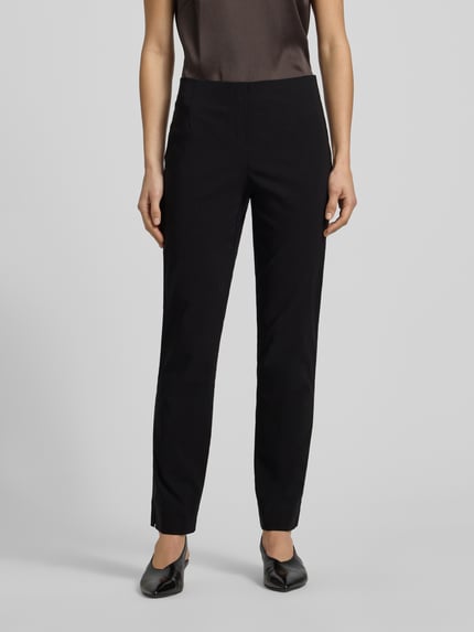 Frauenmodel trägt Stoffhose mit Bundfalten Modell 'INA' von Stehmann, Unifarbenes-Design, Gerade Passform, Nahaufnahme Oberkörper.