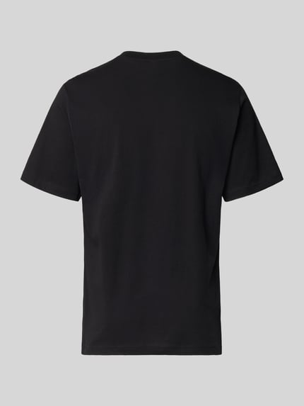 Produktfoto, schwarzes T-Shirt mit geripptem Rundhalsausschnitt von Schiesser aus reiner Baumwolle im Regular-Fit auf grauem Hintergrund.