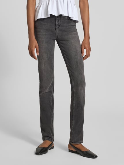 Frauenmodel trägt Straight Fit Jeans aus Baumwoll-Mix Modell 'JOYCE' von Cars Jeans, dunkler Denim, 5-Pocket, Nahaufnahme Oberkörper. Damen Jeans, Knopf- und Reißverschluss, Bundweite 33 cm, Innenbeinlänge 82 cm.