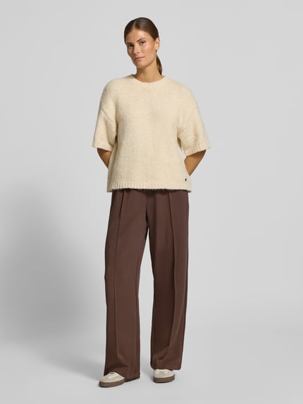 Frauenmodel trägt Pyjama-Hose mit Bundfalten Jersey von Marc O'Polo in unifarbener Optik, strukturierte Jerseytextur, mit elastischem Bund, Bundfalte, Seitenschlitzen und seitlichen Eingrifftaschen, Ganzkörperansicht von vorne.