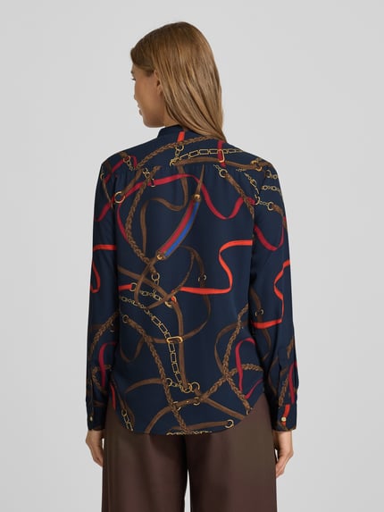 Kobiece model ma na sobie Regular Fit Bluzkę z falbanami model 'JASLIE' od Lauren Ralph Lauren, wzór na całej powierzchni, okrągły dekolt, zapięcie na guzik, długość tyłu 66 cm, długość rękawów 59 cm, widok całej sylwetki z tyłu.