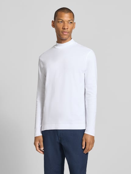 Männermodel trägt Regular Fit Longsleeve aus reiner Baumwolle mit Stehkragen von Christian Berg Men in Weiß, Ganzkörperansicht von vorne.