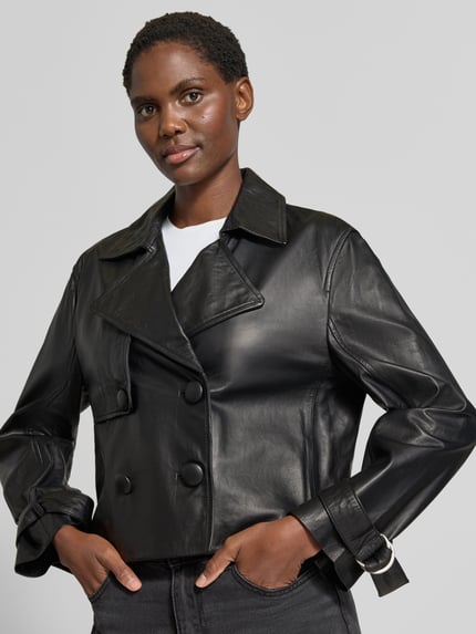 Frauenmodel trägt Cropped Lederjacke aus echtem Leder von Armani Exchange, skóra owcza, luźny krój, kołnierz z połami, listwa guzikowa 2-rzędowa, patki przy mankietach, czarna, matowa faktura, Ganzkörperansicht von vorne