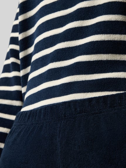 Frauenmodel trägt Regular Fit Pyjama-Set aus Baumwoll-Mix von SCHIESSER, marineblau mit weißen Streifen, Frottee, Nahaufnahme Oberkörper.