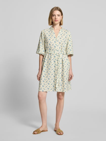 Vrouwenmodel draagt knielange dames jurk van linnenmix met viscose, getailleerd, model 'Solfried' van MSCH Copenhagen, halflange mouwen, opstaande kraag met ruches, floral print, lichte stoftextuur, knielengte, ruglengte 96 cm, borstwijdte 84 cm, mouwlengte 37 cm, geheelvooraanzicht.