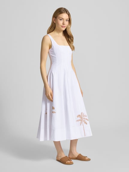 Frauenmodel trägt weißes Damen Midikleid mit Motiv-Stitching Modell 'Wells' von Staud aus Baumwoll-Mix mit Stretch-Anteil, taillierter Schnitt, Karree-Ausschnitt, breite Träger, Haken- und Reißverschluss am Rücken, Ganzkörperansicht von vorne.