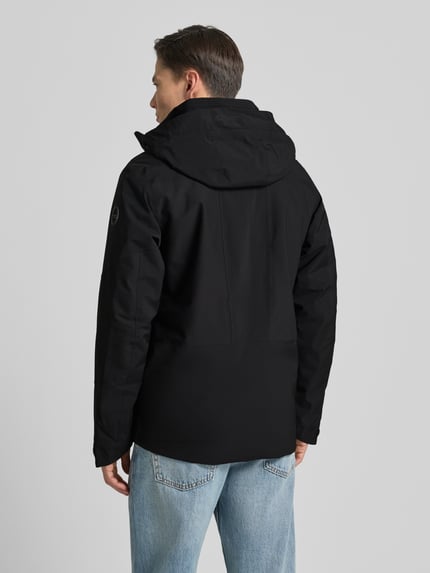 Männermodel trägt Jacke mit Kapuze von Icepeak in Schwarz, Material-Mix, Regular-Fit, Reißverschluss, Reißverschlusstaschen, Ganzkörperansicht Rückansicht. Rückenlänge 77 cm, Schulterbreite 47 cm, Brustweite 58 cm, Ärmellänge 72 cm bei Größe 50.