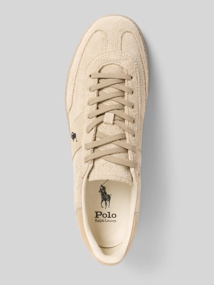 Produktfoto, Sneaker mit Label-Stitching von Polo Ralph Lauren aus beigem Rindsleder, strukturierte Sohle, abgerundete Spitze, Draufsicht.