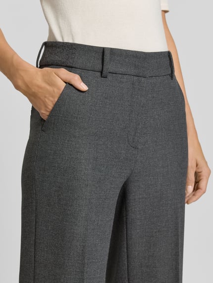 Frauenmodel trägt Regular Fit Weite Hose mit Viskose-Woll-Anteil Modell 'AMELIE' von CAMBIO in Grau, strukturierte Oberfläche, Nahaufnahme Oberkörper, Damen Weite Hose von CAMBIO.