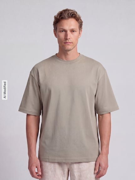 Männermodel trägt Relaxed Fit T-Shirt aus reiner Baumwolle von JAKE*S STUDIO MEN, Rundhalsausschnitt, beige, Ganzkörperansicht von vorne.