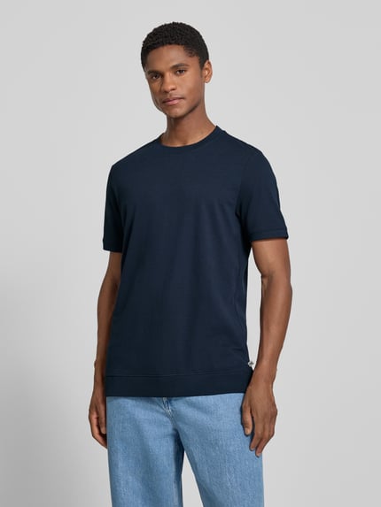 Męski model trägt Regular Fit T-Shirt aus Baumwoll-Mix von s.Oliver RED LABEL w kolorze granatowym, prosta forma, gładka tekstura, Ganzkörperansicht von vorne.