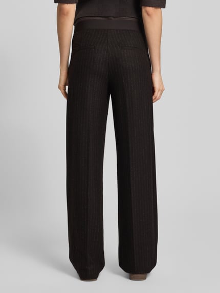 Vrouwenmodel draagt Stoffhose mit elastischem Bund Modell 'EVA' van Cambio, losvallende wolmix broek met elastische tailleband, achteraanzicht.