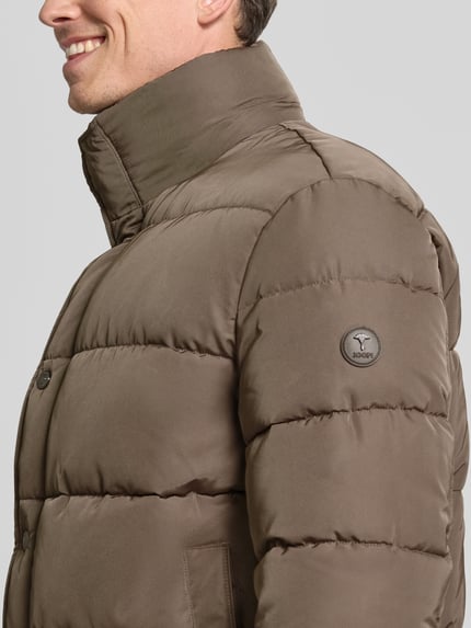 Männermodel trägt Steppjacke mit hohem Stehkragen Modell 'JO-342Newton' von JOOP!, unifarben, dezente Optik, Nahaufnahme Oberkörper.