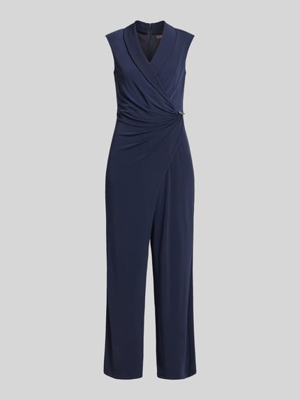 Produktfoto, Jumpsuit in Wickel-Optik mit Schalkragen von Vera Mont in Dunkelblau, Material-Mix mit Stretch-Anteil, taillierter Schnitt, Raffungen, rückseitiger Reißverschluss, Rückenlänge 41 cm, Brustweite 45 cm, Ärmellänge 14 cm, Gesamtlänge 154 cm, Innenbeinlänge 86 cm, glatte Textur und schlichte Linien.