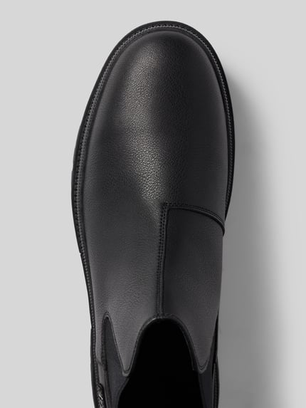 Produktfoto, Boote mit elastischen Einsätzen Modell 'SANDTOWN' von Replay in Schwarz, abgerundete Spitze, strukturierte Oberfläche, Detailaufnahme, Herren Boots, Label-Detail, profilierte Sohle, Größe 44: Absatzhöhe 3 cm, Schafthöhe 13 cm, Schaftweite 11 cm