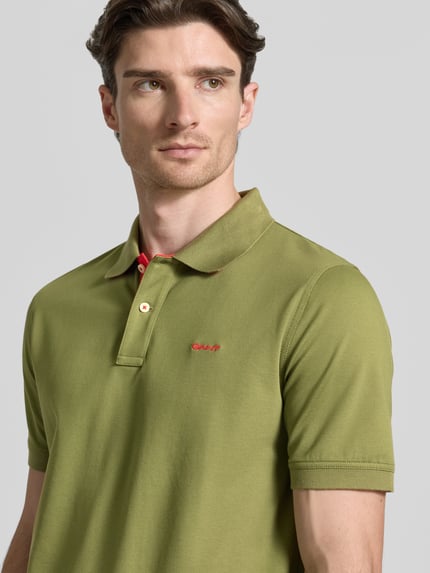 Männermodel trägt Regular Fit Poloshirt mit Logo-Stitching von Gant in Olivgrün, elastischer Baumwoll-Mix, Nahaufnahme Oberkörper.