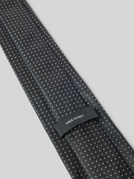 Produktfoto, Krawatte aus reiner Seide mit Allover-Muster Modell 'ONE' von BOSS, dezentes Punktmuster auf dunklem Stoff, glatte Textur
