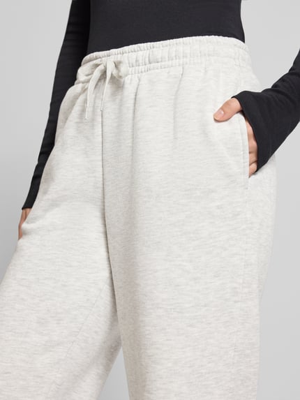 Gina Tricot Spodnie dresowe o kroju straight fit z tunelem Jasnoszary melanż 3