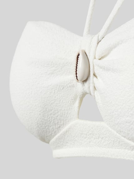 Produktfoto, weißes Bikini Oberteil mit Ziermuschelbesatz aus elastischem Material-Mix, Modell 'Kenteo' von Banana Moon, Cut Out-Detail.