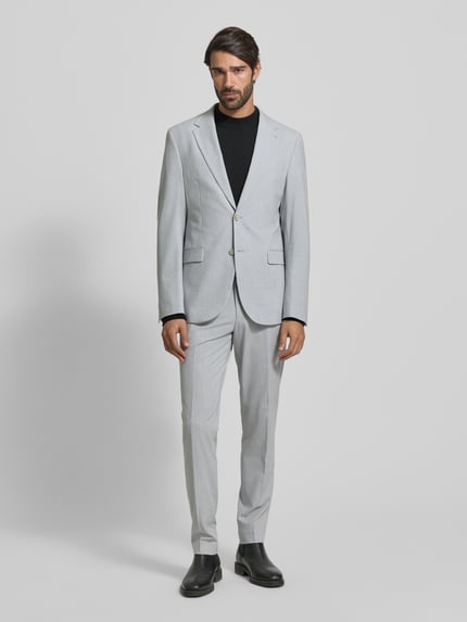 Männermodel trägt Slim Fit 2-Knopf-Sakko mit Viskose-Anteil von MCNEAL im Unifarbenes-Design, Material-Mix, Reverskragen, Ganzkörperansicht von vorne.