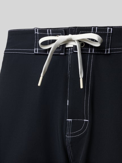 Produktfoto, schwarze Regular Fit Shorts mit Logo-Patch Modell 'Arch' von Quiksilver aus elastischem Material-Mix, sichtbarer Schnürverschluss, weiße Kontrastnähte