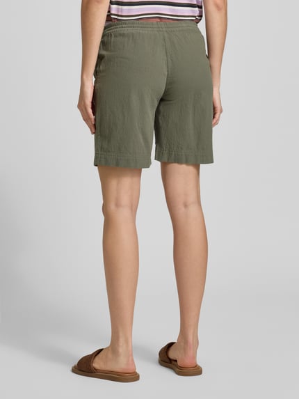 Vrouwenmodel draagt Shorts met elastische tailleband model 'Cissie' van Soyaconcept, katoen, regular fit, achteraanzicht geheel.