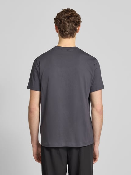 Männermodel trägt Regular Fit T-Shirt aus Baumwoll-Mix von BOSS Green, Optik: Unifarben, Label-Print, Ganzkörperansicht Rückansicht.