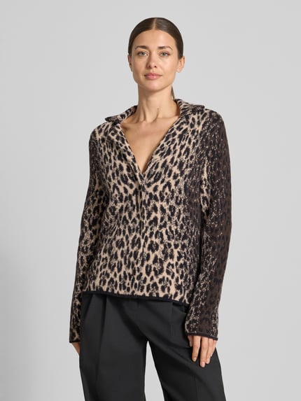 Frauenmodel trägt Strickjacke im Allover-Look von monari, Regular Fit, Reverskragen, V-Ausschnitt, beige und schwarz, Nahaufnahme Oberkörper.