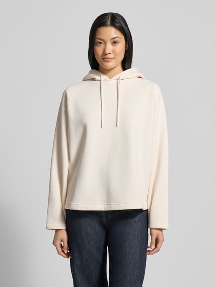 Frauenmodel trägt Hoodie mit Kapuze von Smith and Soul, Baumwoll-Mix, Lockerer-Schnitt, Kapuze, Tunnelzug, Statement-Stitching, Ganzkörperansicht von vorne.