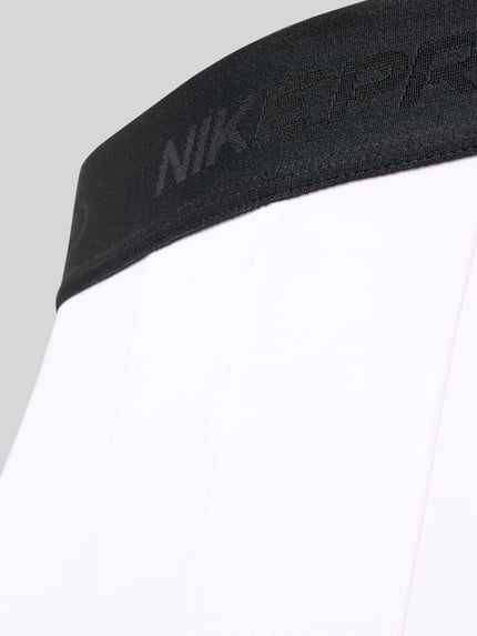 Produktfoto, Radlerhose mit elastischem Bund von NIKE TRAINING, weiß-schwarz, Material-Mix mit Stretch-Anteil, Label-Details, Struktur sichtbar