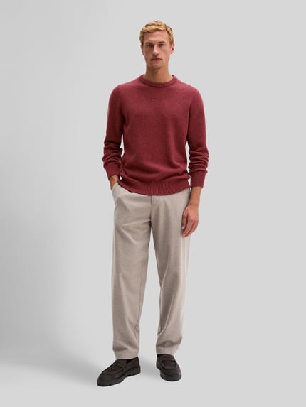 Männermodel trägt Pullover mit Logo-Detail von MARC O'POLO in melierter Strickoptik, Struktur, Regular Fit, Longline, Ganzkörperansicht von vorne