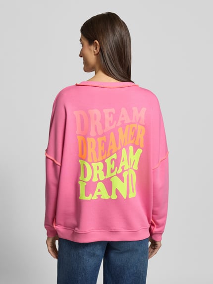 Frauenmodel trägt Oversized Sweatshirt mit gerippten Abschlüssen von miss goodlife in Pink, Reine Baumwolle, Statement-Print, Ganzkörperansicht Rückansicht.