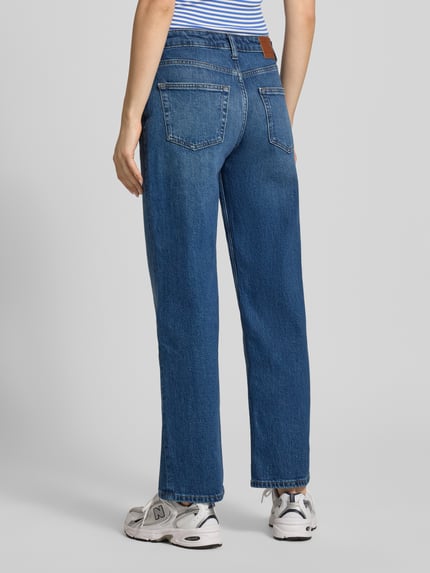 Frauenmodel trägt Straight Leg Jeans aus Baumwoll-Mix Modell 'SOPHIE' von Tommy Jeans, Denim-Optik, 5-Pocket-Design, Ganzkörperansicht Rückansicht.