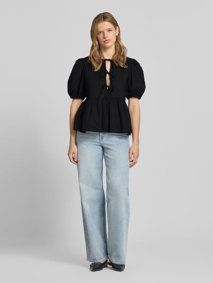 Vrouwenmodel draagt Regular Fit blouse uit puur katoen model 'JOLLY' van Pieces, look: effen, plooien, ronde hals, striksluiting, 1/2-mouwen, ballonmouwen, elastisch, popeline, materiaal: puur katoen, full body frontaal.