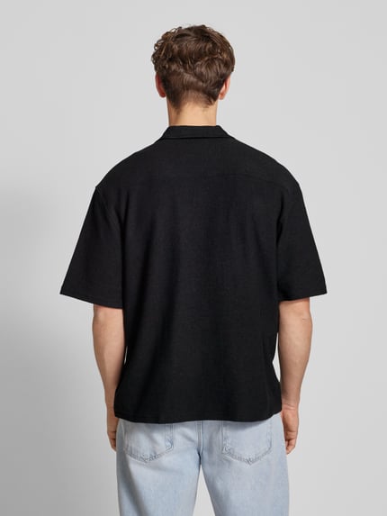 REVIEW Koszula casualowa o kroju relaxed fit z fakturowanym wzorem Czarny 5