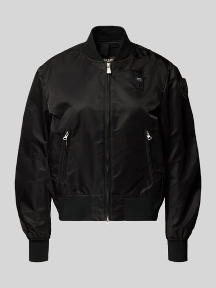 Produktfoto, schwarze Bomberjacke mit Stehkragen, Zweiwege-Reißverschluss, Label-Patches, seitliche Reißverschlusstaschen, gerippte Abschlüsse, Modell 'LAURIE' von Blauer Usa, Damen, glänzende glatte Textur