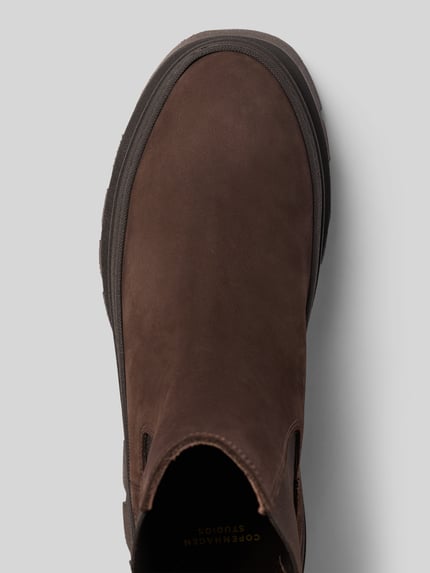 Produktfoto, Stiefel aus echtem Leder mit Logo-Detail von Copenhagen in Dunkelbraun, abgerundete Passform, profilierte Sohle, Kontext: Damen Stiefel, echtes Leder, Logo-Detail, profilierte Sohle, Absatzhöhe 5 cm, Schafthöhe 17 cm, Schaftweite 11 cm