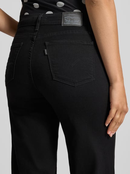 Vrouwenmodel draagt Wide Leg Jeans aus Baumwoll-Mix Modell '318' van Levi's® 300, zwart, detailopname heup en bovenbeen.