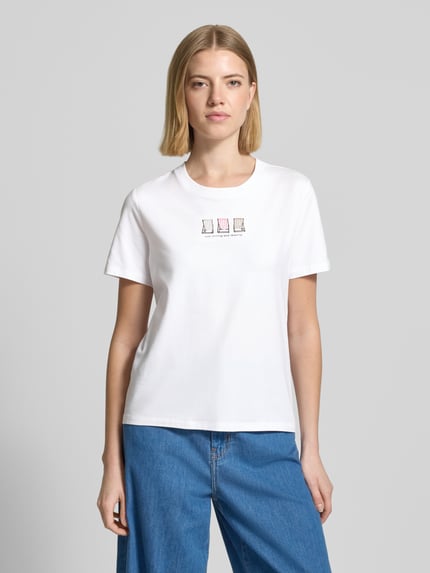 Frauenmodel trägt Damen T-Shirt mit Rundhalsausschnitt von Comma aus weißem Baumwoll-Mix mit Modal-Anteil, Statement-Print, Regular-Fit, Stitchings, Rückenlänge 49 cm bei Größe 36, Ganzkörperansicht von vorne.