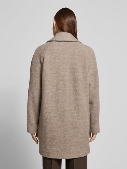 Frauenmodel trägt Wollmantel mit Reverskragen Modell 'CALODINO2' von BOSS, unifarben, Comfort Fit, reine Wolle, Ganzkörperansicht Rückansicht