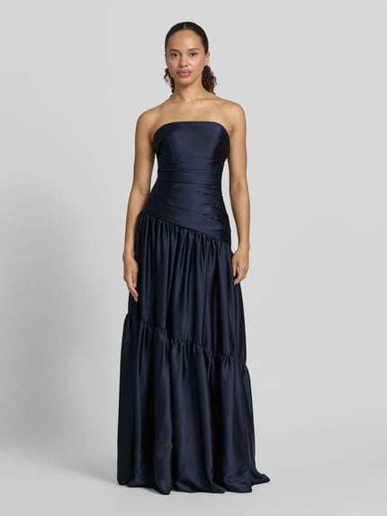 Kobiece modelka nosi sukienkę wieczorową 'Abendkleid im Stufen-Look' od Luxuar, kolor granatowy, efekt stopniowania, krój bez rękawów, długa sukienka, taliowany krój, zamek błyskawiczny z tyłu, długość tyłu w rozmiarze 36: 125 cm, szerokość klatki piersiowej w rozmiarze 36: 34 cm, gładka faktura, widok całej sylwetki od przodu
